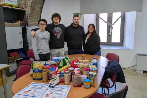 Los alumnos de Teleco, en la sede de la Delegación de estudiantes.